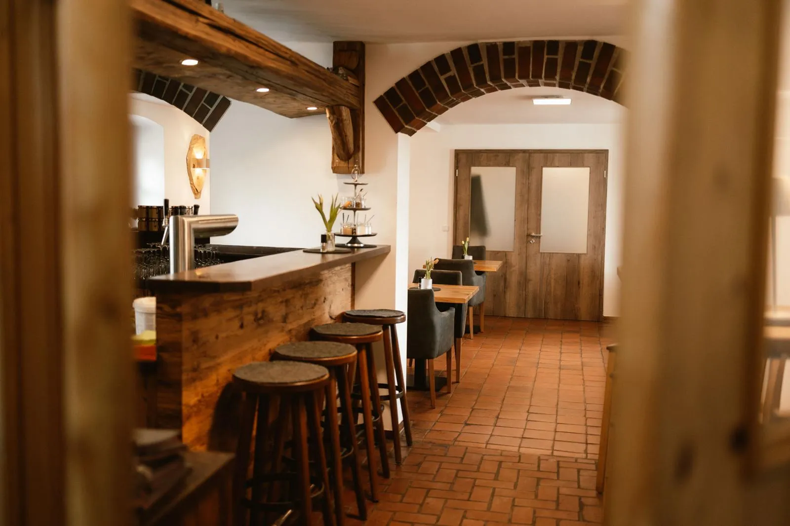 Bar und Gastraum unter dem historischen Ziegelgewölbe