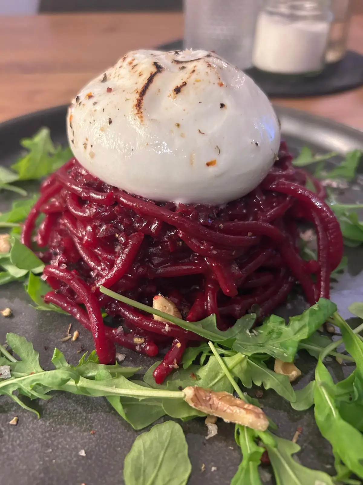 Rote-Bete-Pasta mit Burrata und Rucola