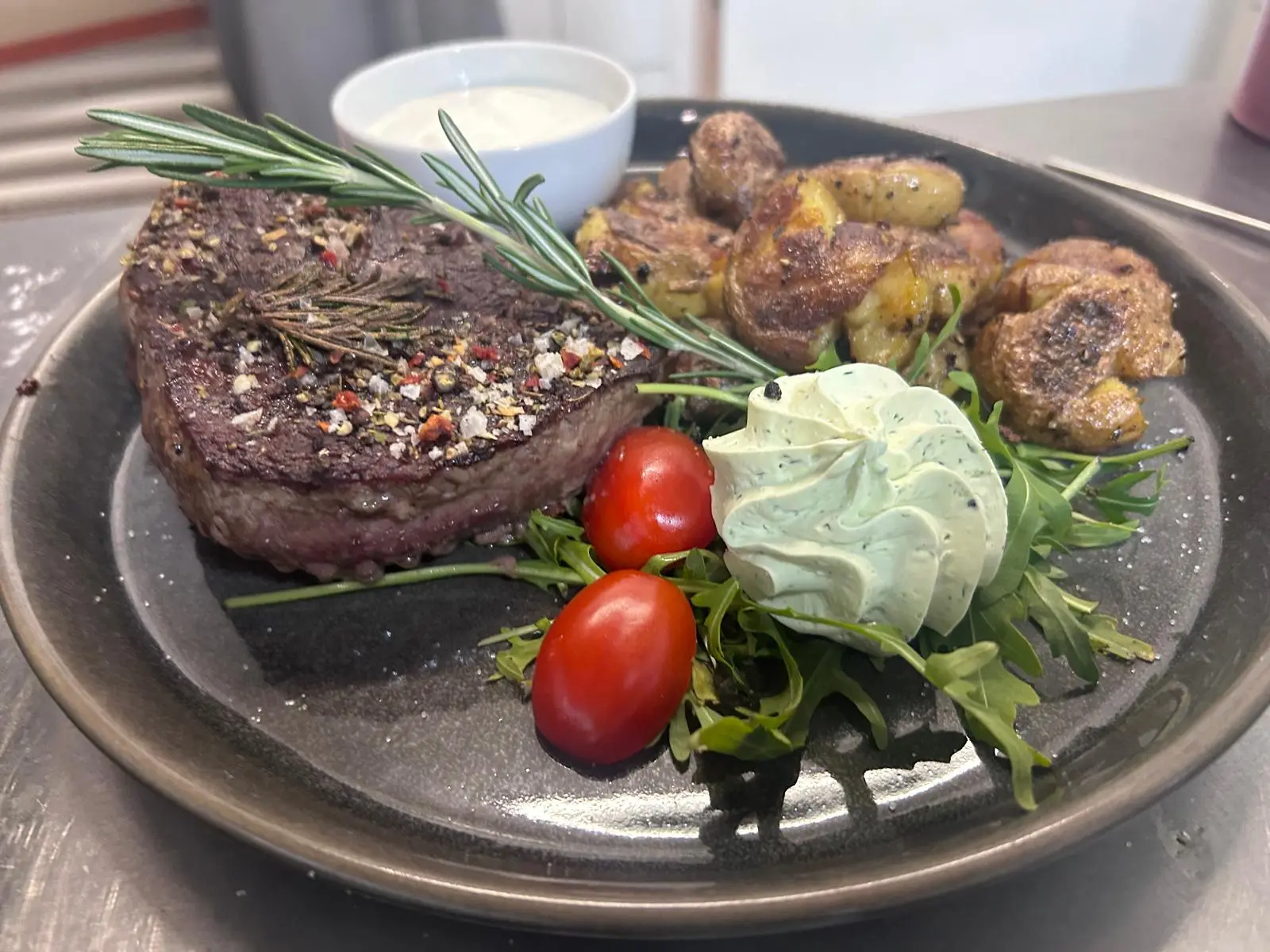 Steak mit Rosmarin, Bratkartoffeln und Kräuterbutter